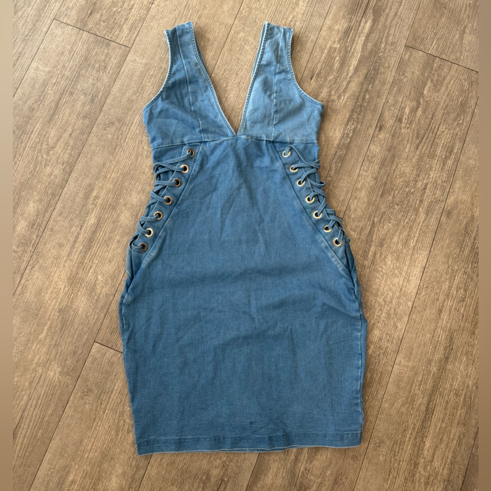 BUNDLE 2 ITEMS FOR $8✨

🌸BOUTIQUE linked to him denim dress ✨ - Picture 4 of 7